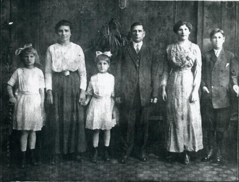 Moravian familyLWSca 1913